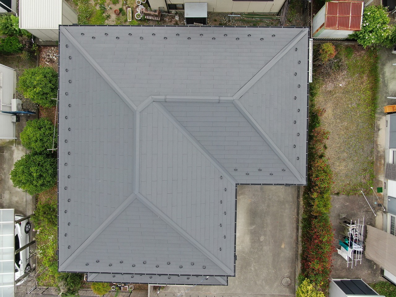 韮崎市　スレート屋根　塗装後　完成写真　ドローン