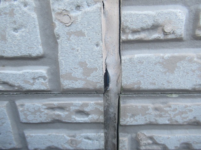 北杜市の住宅で現地調査を行い、シーリング硬化、外壁チョーキング、屋根材破損を確認！