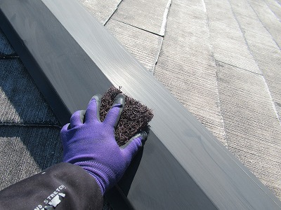 南アルプス市　屋根塗装　ケレン作業