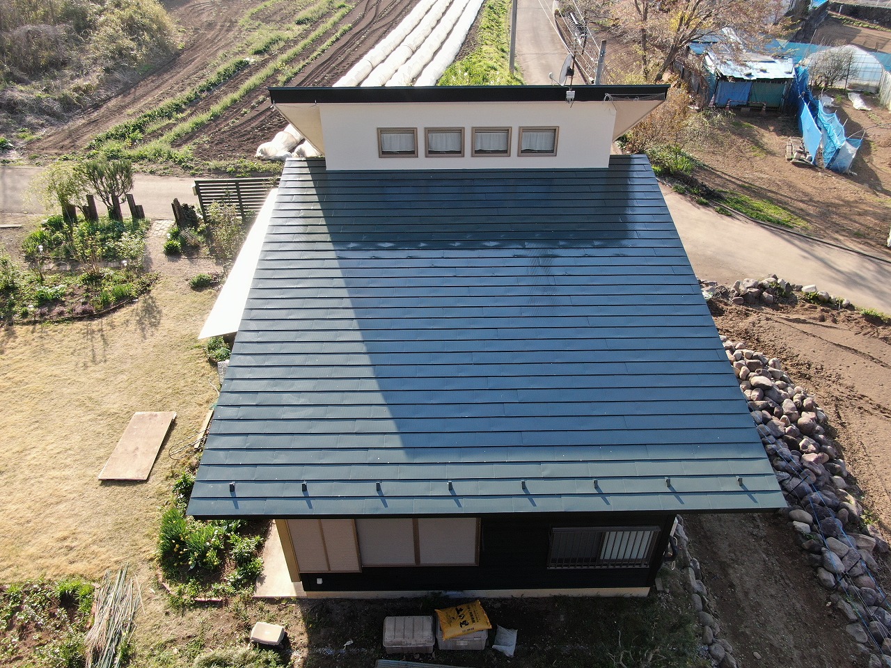 北杜市　ガルバリウム屋根　屋根塗装　完成写真