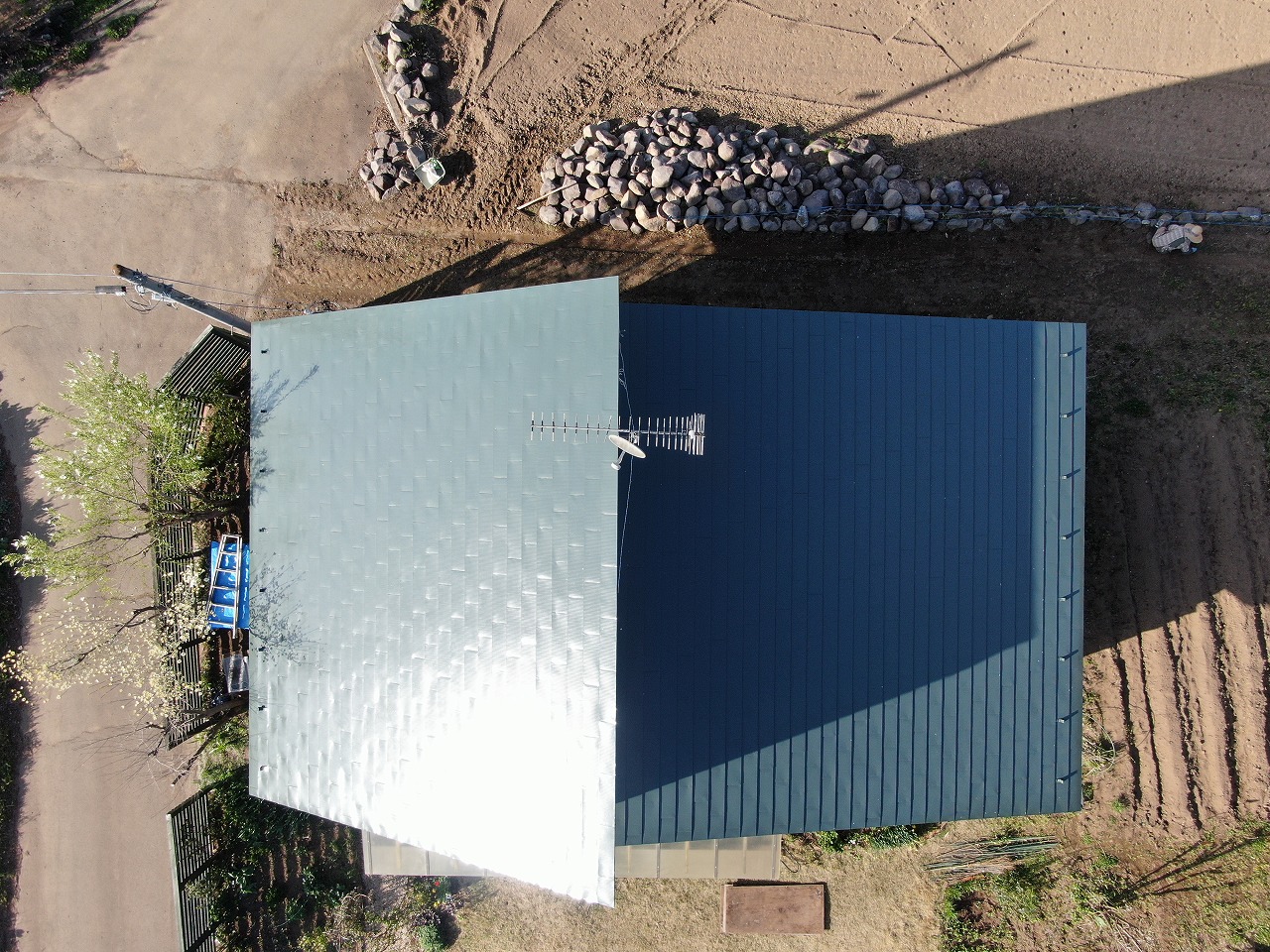 北杜市　ガルバリウム屋根　屋根塗装　完成写真