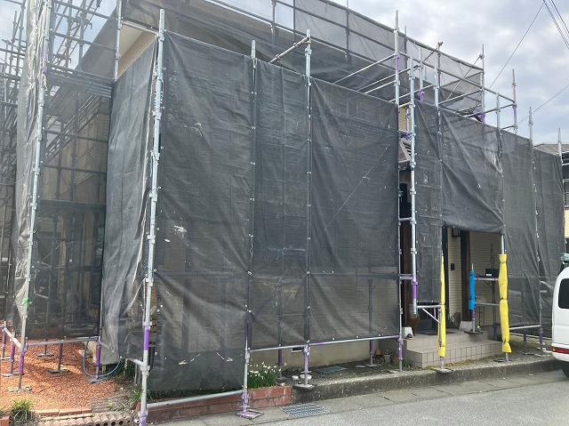 昭和町でALC外壁塗装工事における足場・飛散防止ネットの設置 | 山梨・甲府市の外壁リフォーム・塗り替えなら街の外壁塗装やさん山梨店