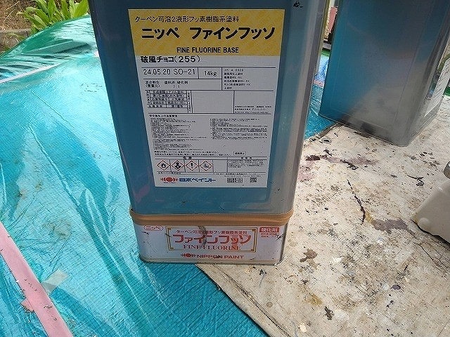 甲斐市で汚れの付着した鼻隠し塗装に使用した塗料（ファインフッソ）