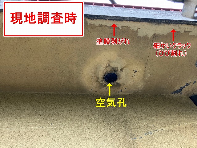 甲府市の塗膜剥がれのあるの軒天井と空気孔