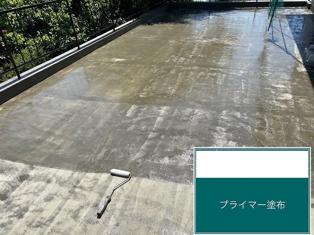 甲府市の屋上バルコニー防水工事のプライマー塗布