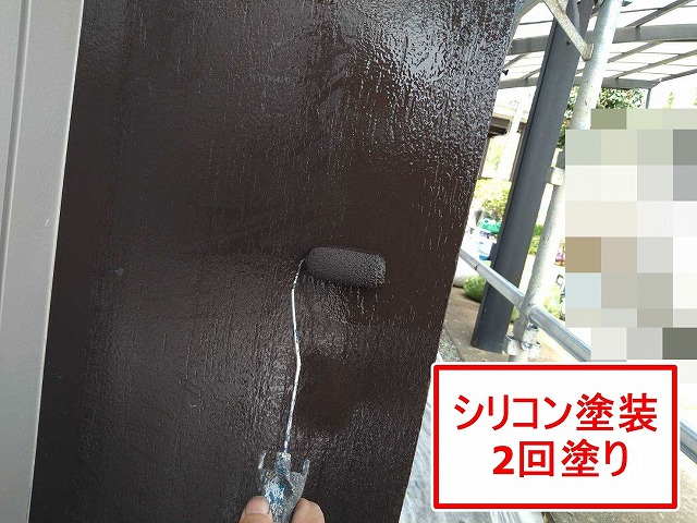 大月市でローラーを用いてシリコン塗料2回塗りを行う木部出窓