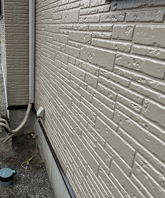 北杜市の住宅でパーフェクトトップを使用して外壁塗装工事を行いシックな仕上げに