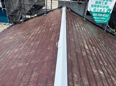 富士河口湖　屋根塗装　棟板金　さび止め　下塗り