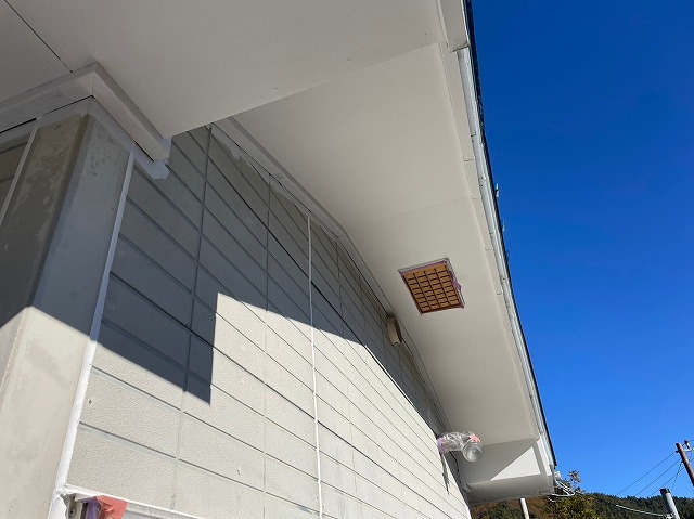 富士河口湖の住宅で軒天塗装／雨樋塗装はサービスでケレン＆シリコン塗料２回塗りです！