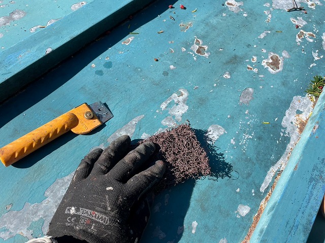富士河口湖町の住宅の瓦棒葺き屋根を下地処理！塗装前のケレン作業の重要性とは？