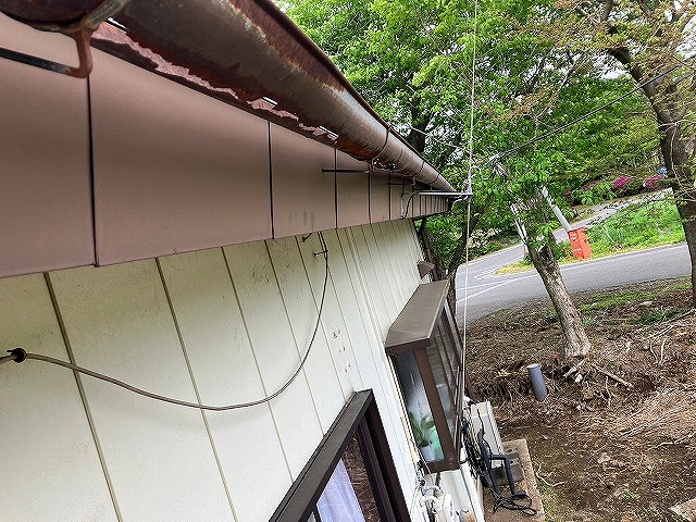 富士河口湖町　雨樋穴錆