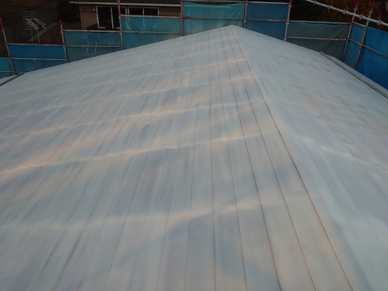 北杜市　屋根塗装　ガルバリウム鋼板　中塗り