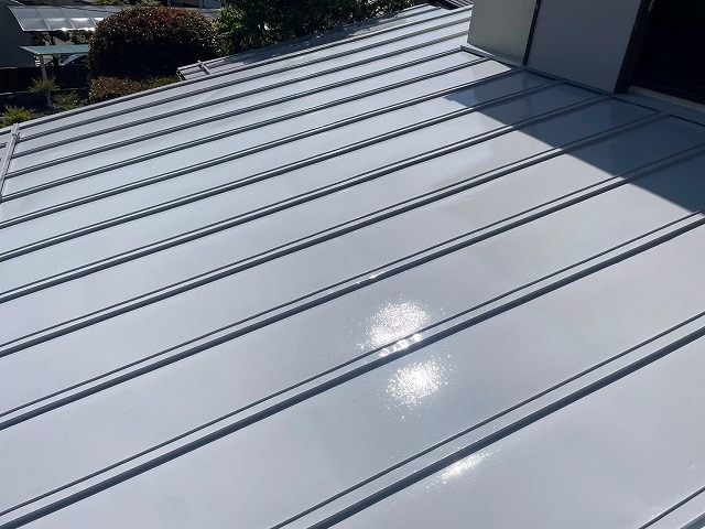 甲府市　屋根塗装　遮熱塗料　サーモアイSi　上塗り　3回塗り