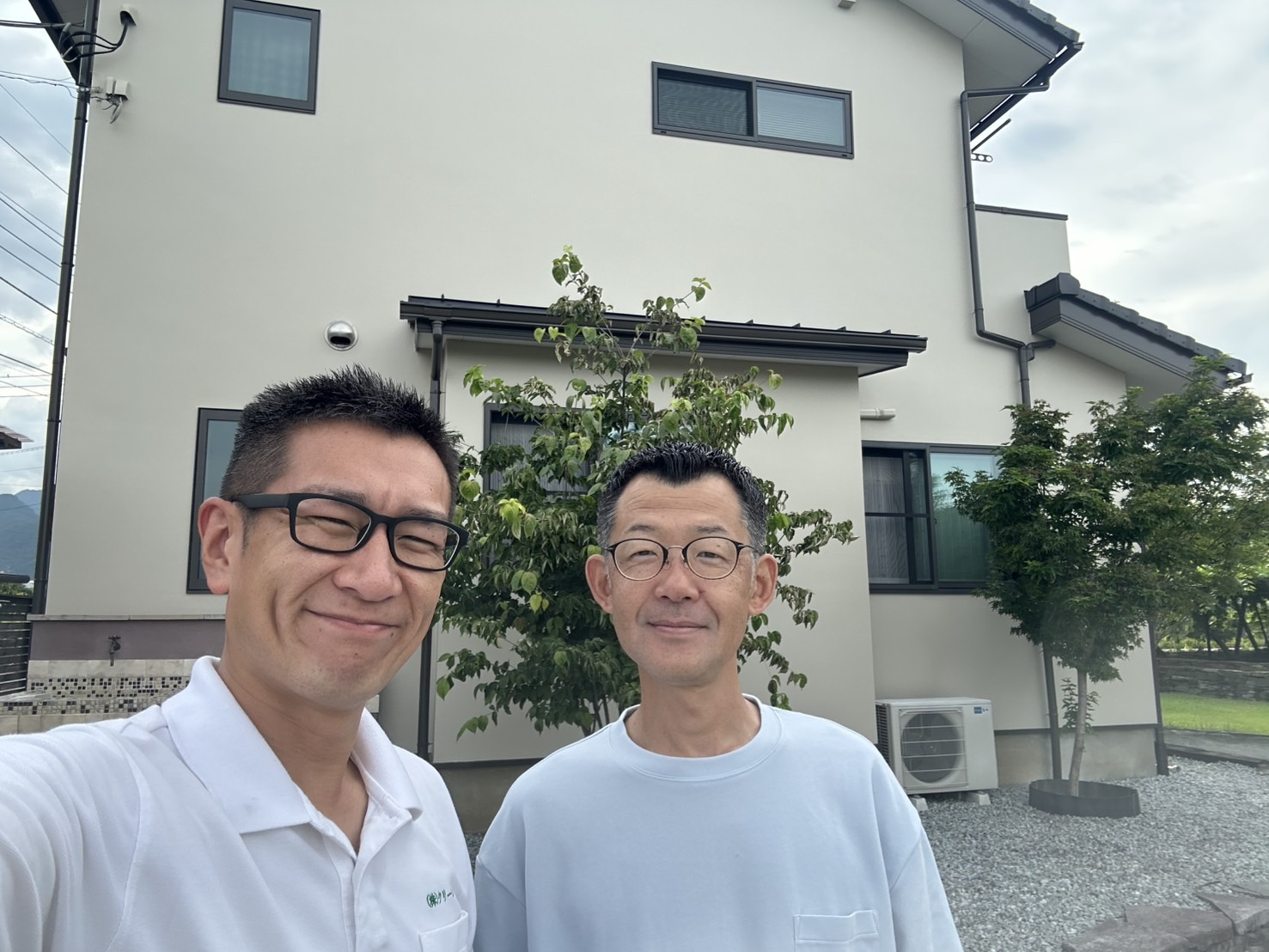 甲州市の強い日差しで劣化した外壁に塗装工事を行ない、お喜びの声をいただきました。