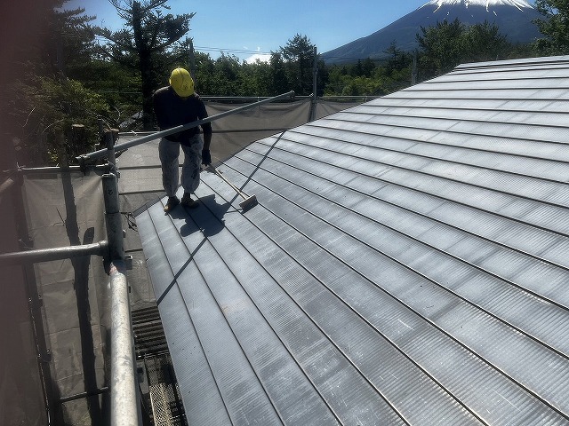 南都留郡鳴沢村　屋根　ケレンしている様子