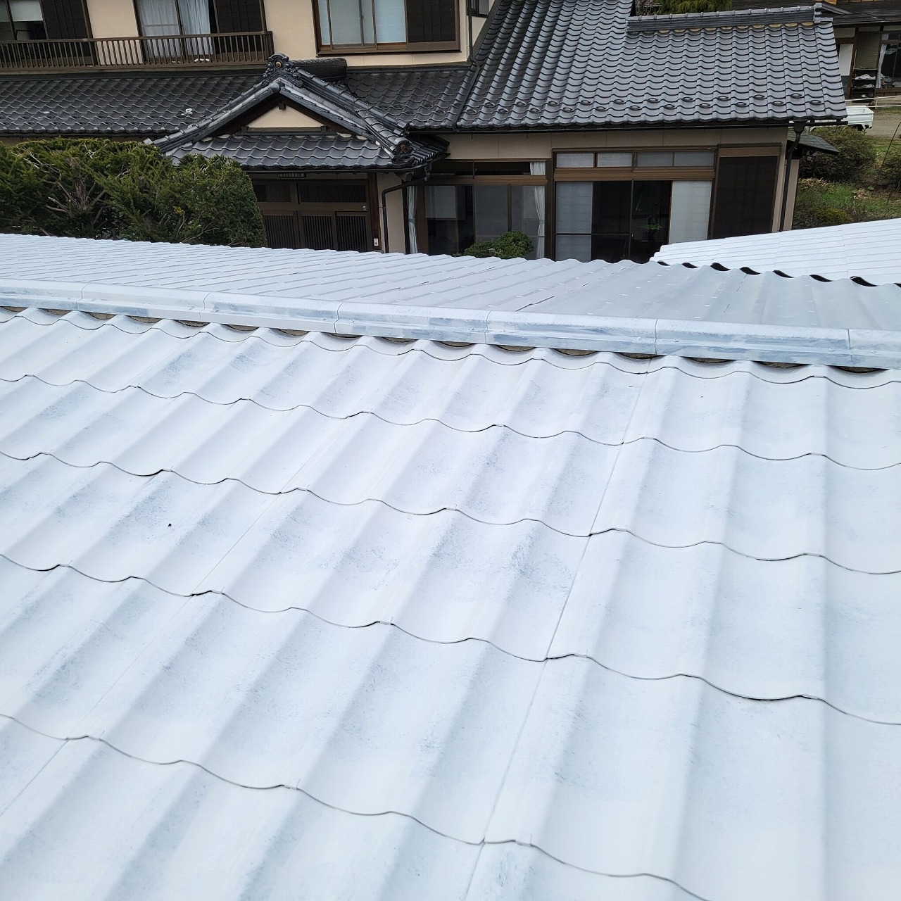 富士河口湖　屋根塗装下塗り