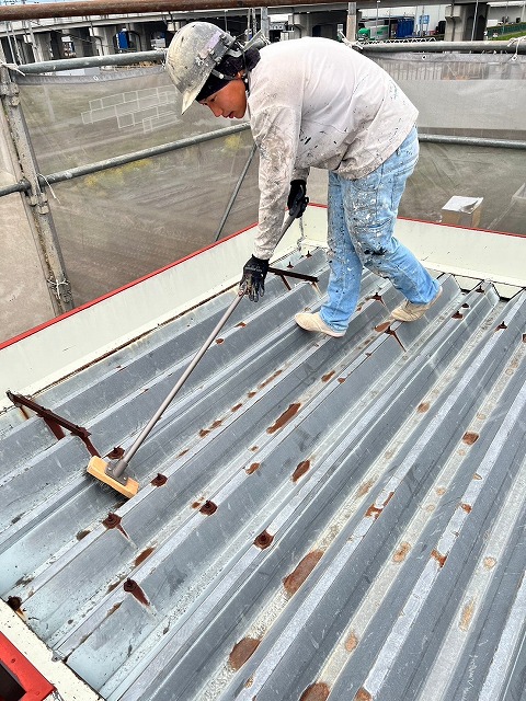 中央市　屋根塗装　ケレン作業