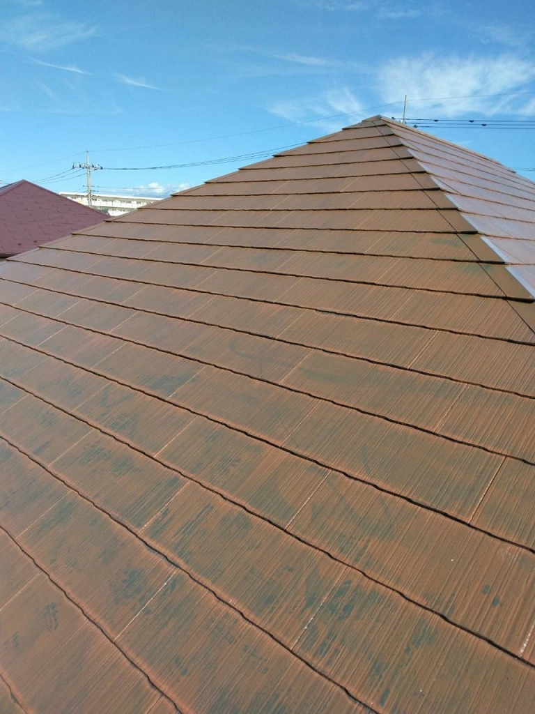 北杜市にて塗膜が劣化した屋根の塗装工事を行いあたたかな屋根に仕上げました