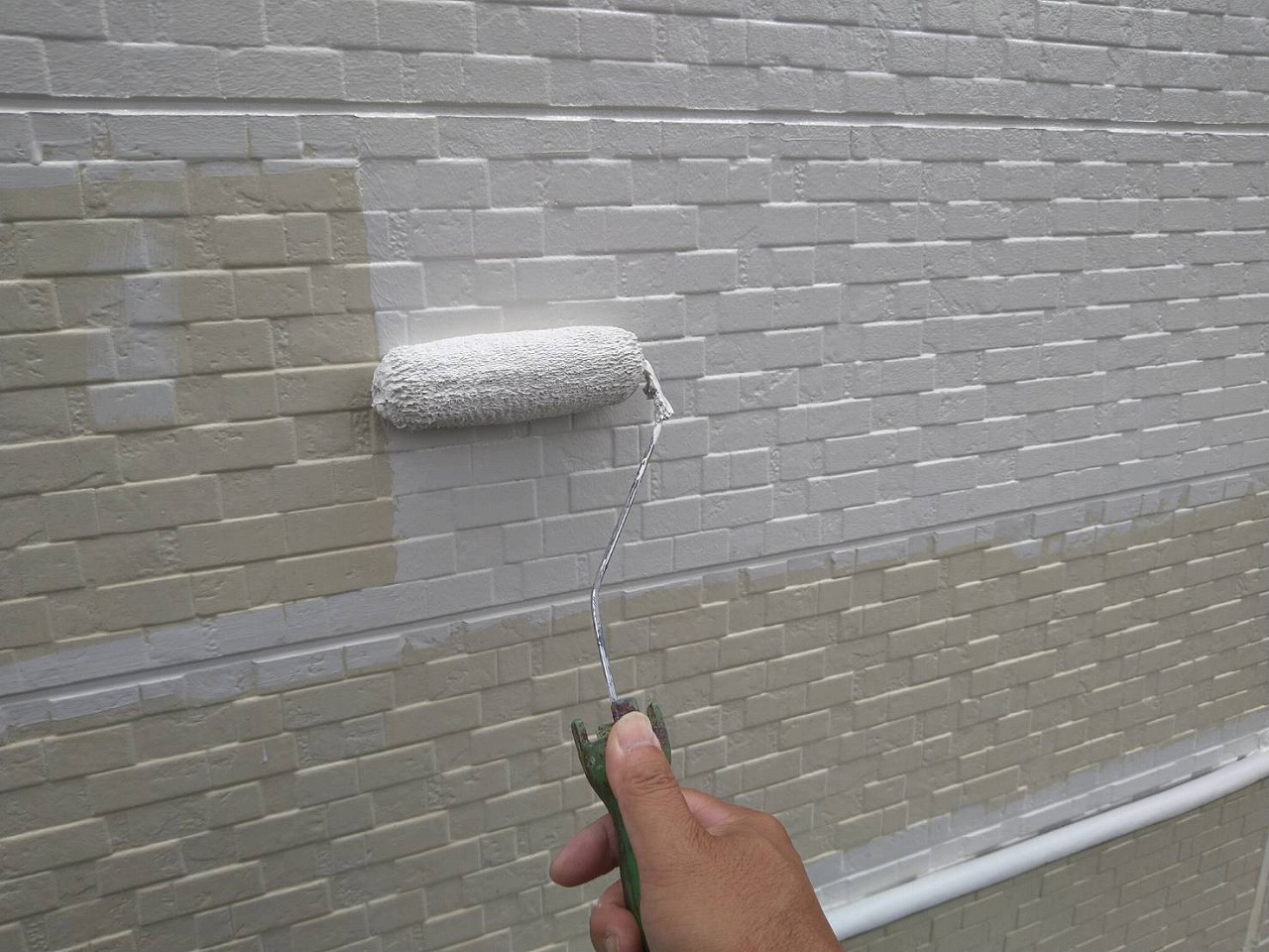 南アルプス市　外壁塗装　中塗り　サイディング