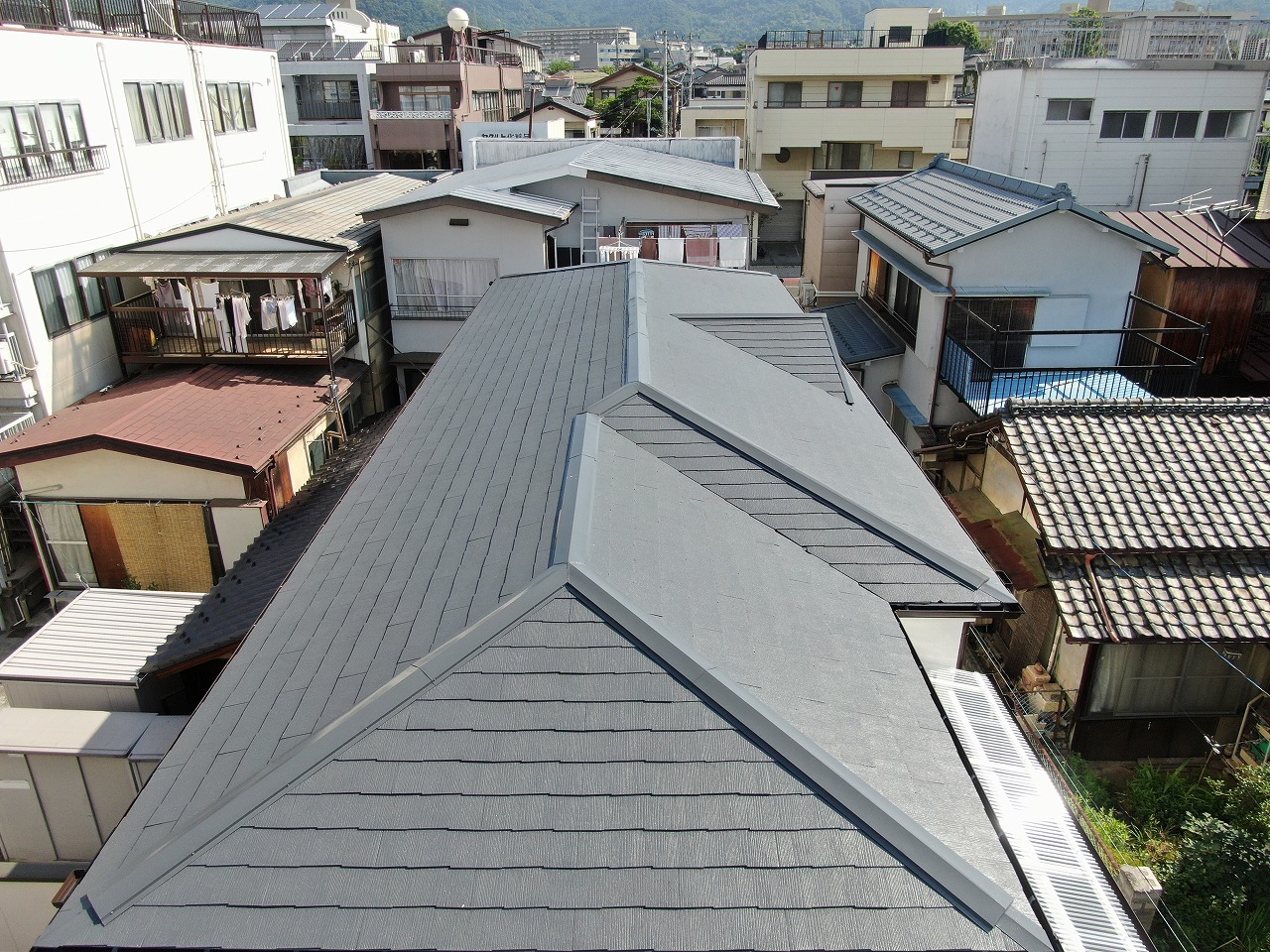 甲府市　スレート屋根　塗装後　完成写真　ドローン撮影